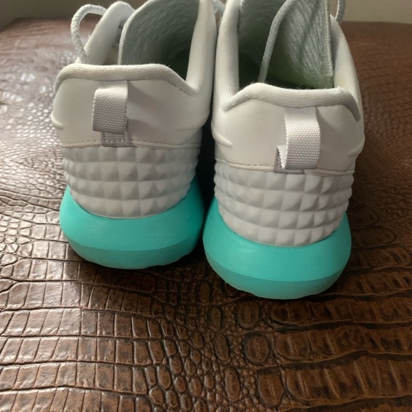 Nike - Picture 4 of 6